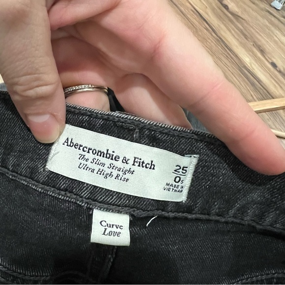 Abercrombie & Fitch Curve Love Ultra High Rise 90s Slim Straight Jean - Picture 9 of 11
